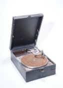 Koffergrammophon Marke Decca Junior, LondonBraun geprägtes Lederchase, Vernickelung teilweise