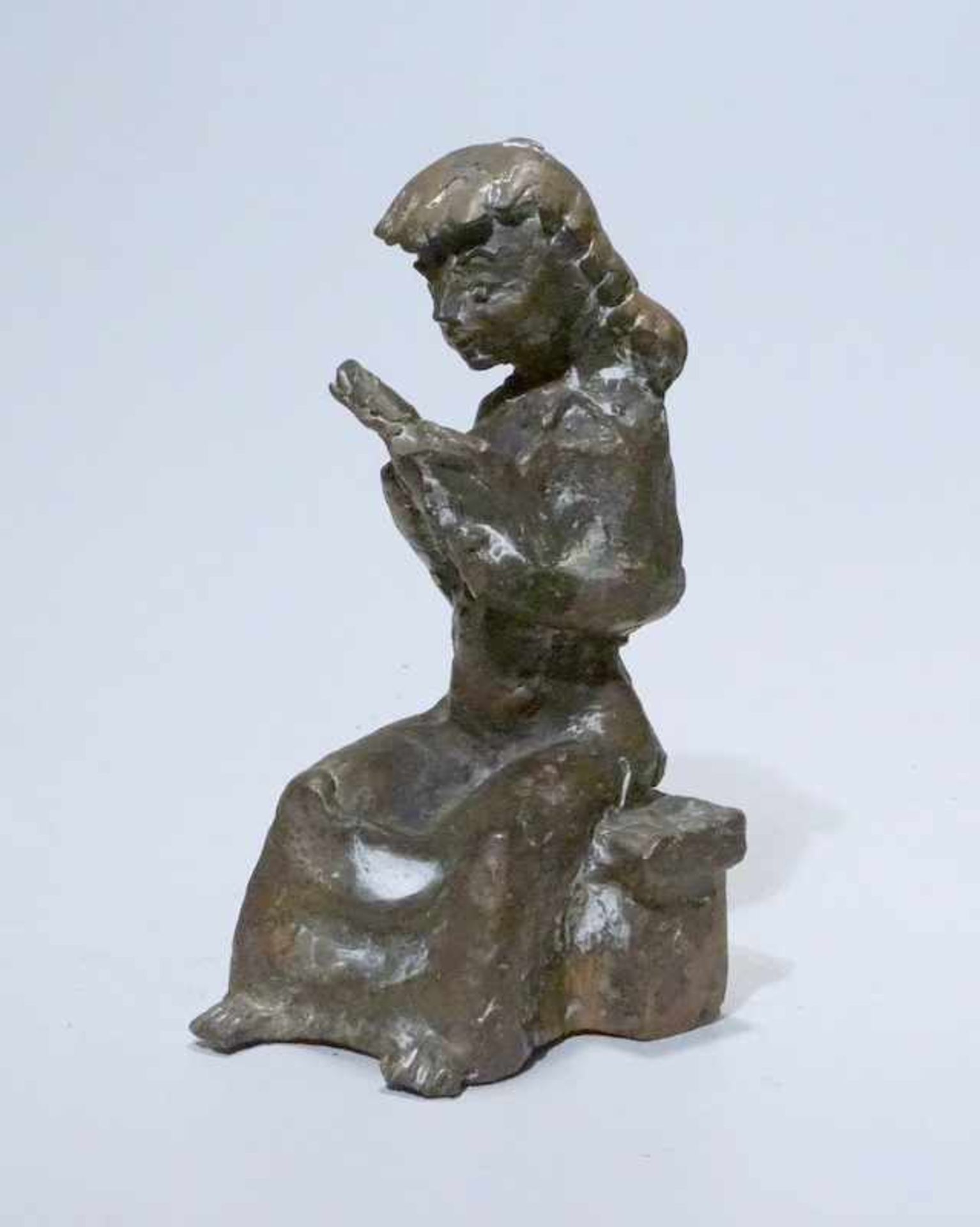 Kleinhans, Bernhard ( 1926 Sendenhorst - 2004 ebenda): Bronzefigur "Lesendes Mädchen", dat.