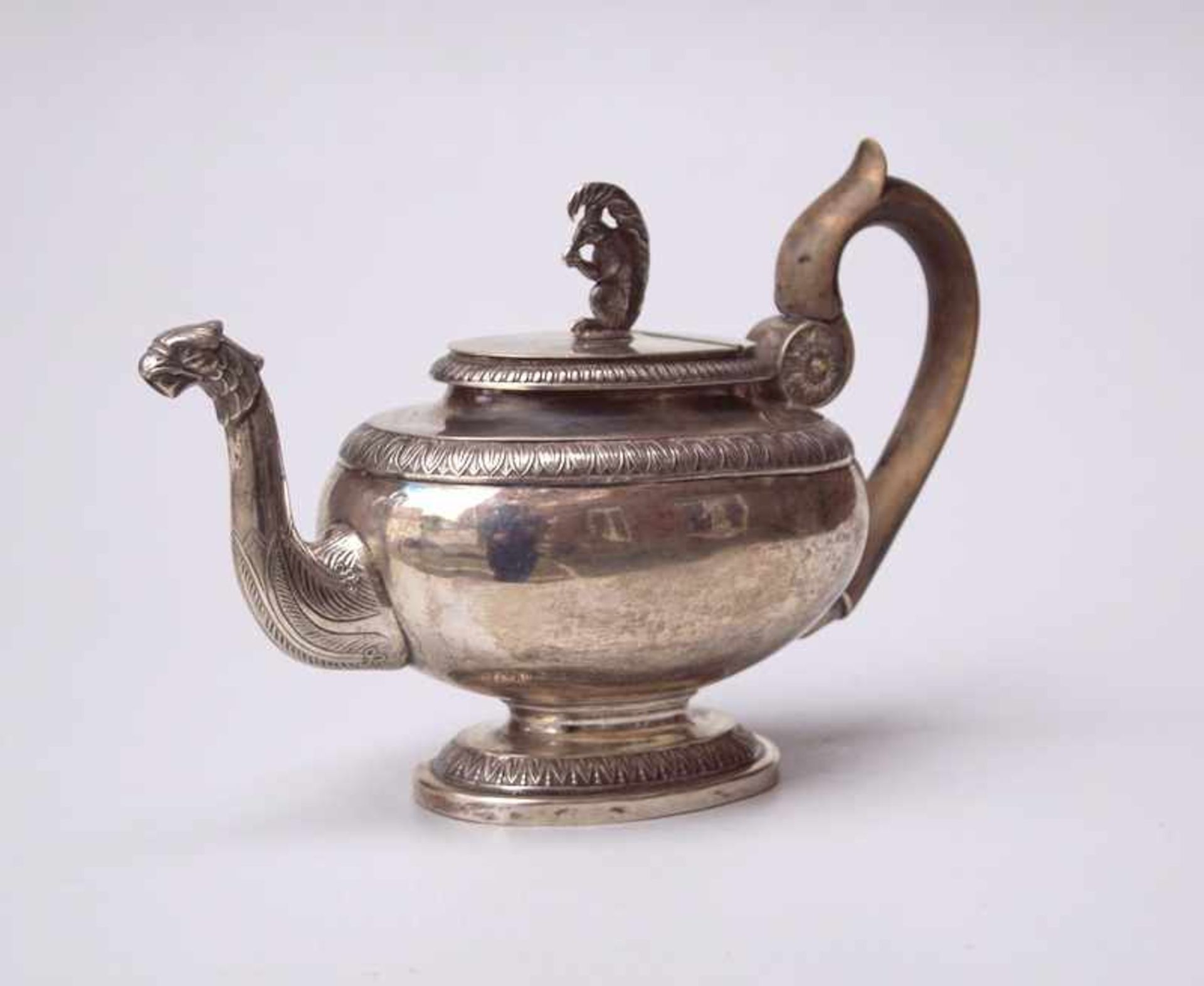 Teekanne nach französischem Vorbild, deutsch, um 1810ovale bauchige Form, mit verschiedenen