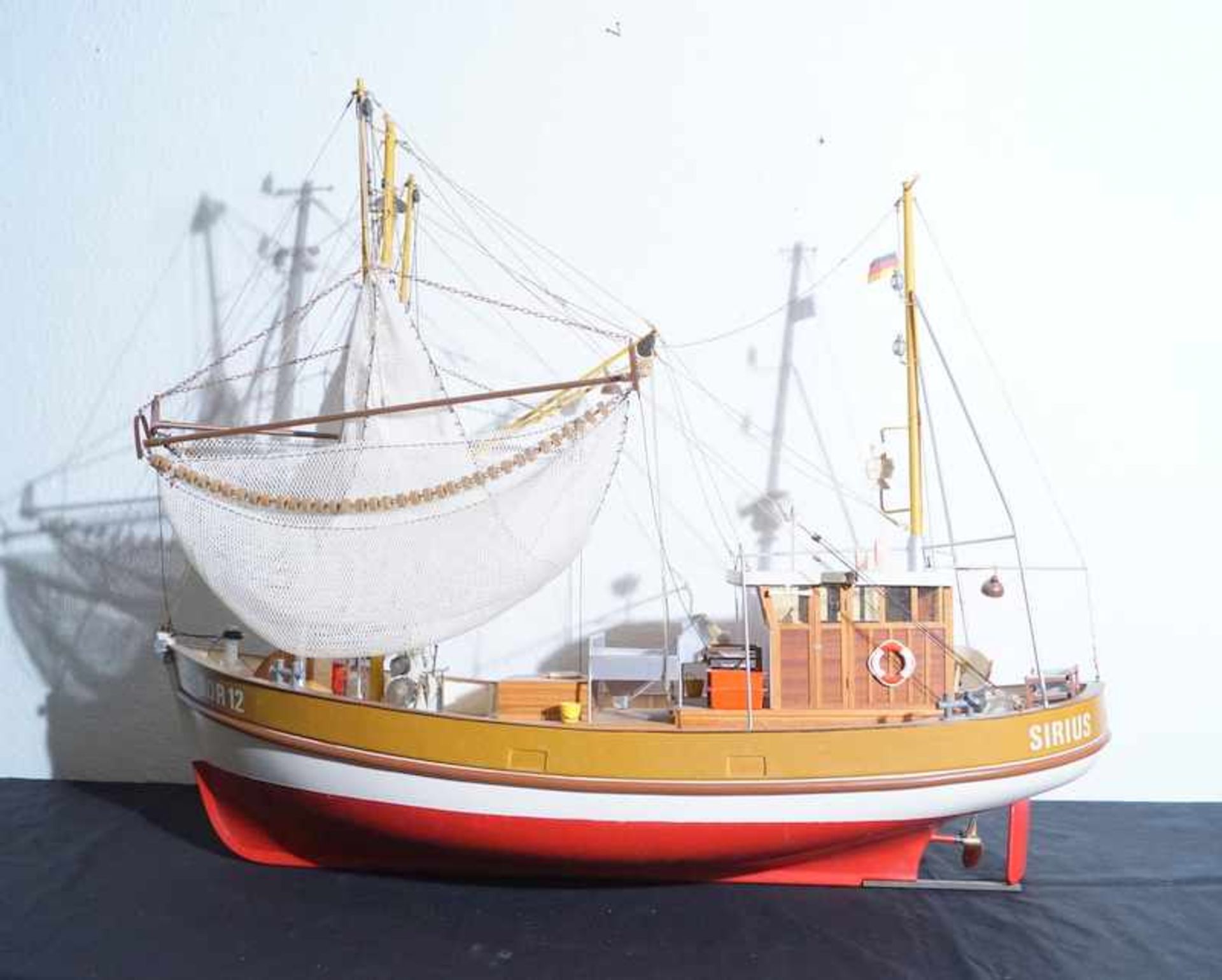 Schiffsmodell "Dorum"Krabbenfänger, fast ausschließlich aus Kunststoff, wenige Aufbauten aus Holz,