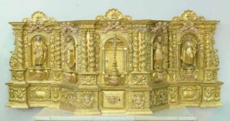 Altar-Aufsatz des späten 17.Jhd.Eiche und Weichholz gefasst und vergoldet, großer Altaraufsatz