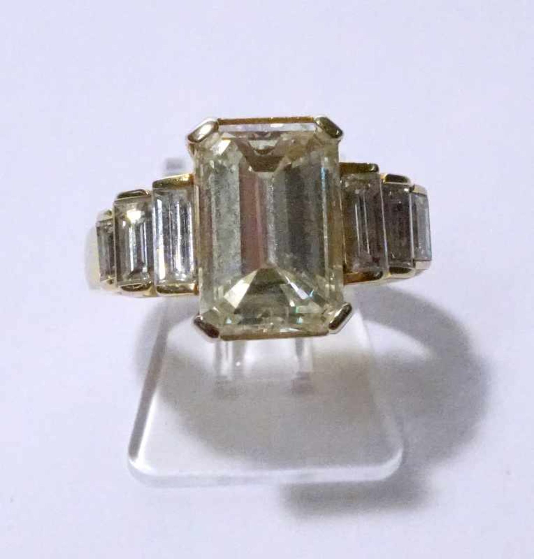 Diamantring ca 5 Karat, Solitär im Baguettschliff VS CapeZentraler Diamant in Vs -Cape Farbe N ,