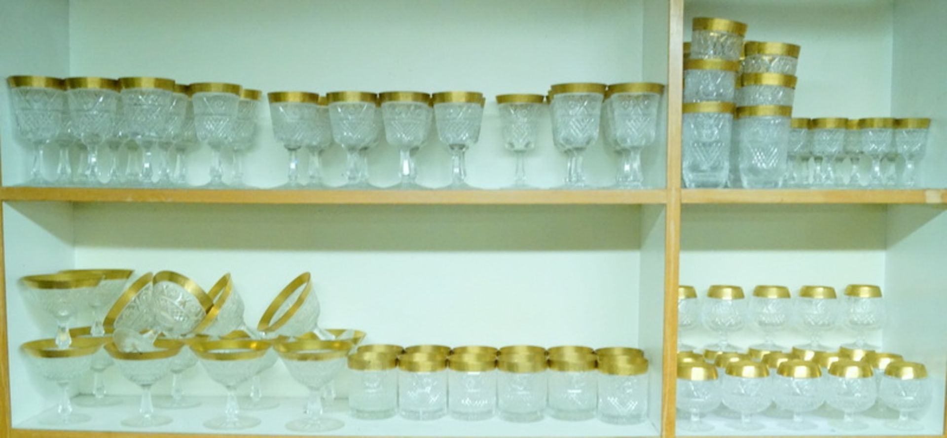 Umfangreiche Trinkglas-Serie, wohl Zwieselfarbloses Kristallglas mit breitem reliefiertem