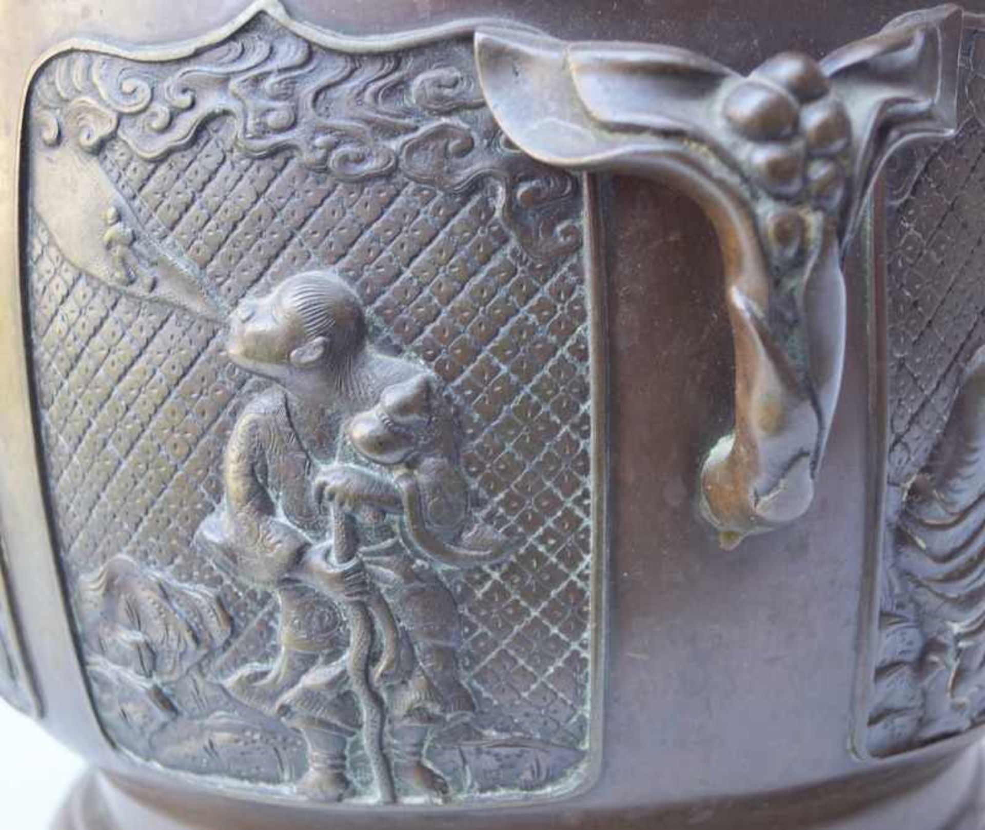 Bronzecachepot mit den 6 Unsterblichen, China, 19. Jhd.Bronzeguss, dunkelbraun patiniert, - Image 2 of 3