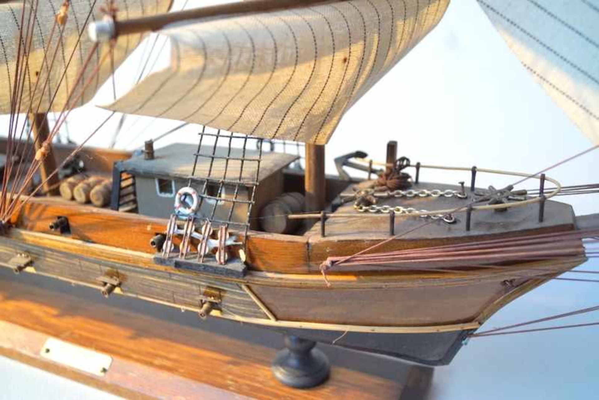 Schiffsmodell "Fragata Siglo XVIII"Vollholzmodell, aufwendige Seil- und Segelkonstruktion, Kanonen - Bild 3 aus 3