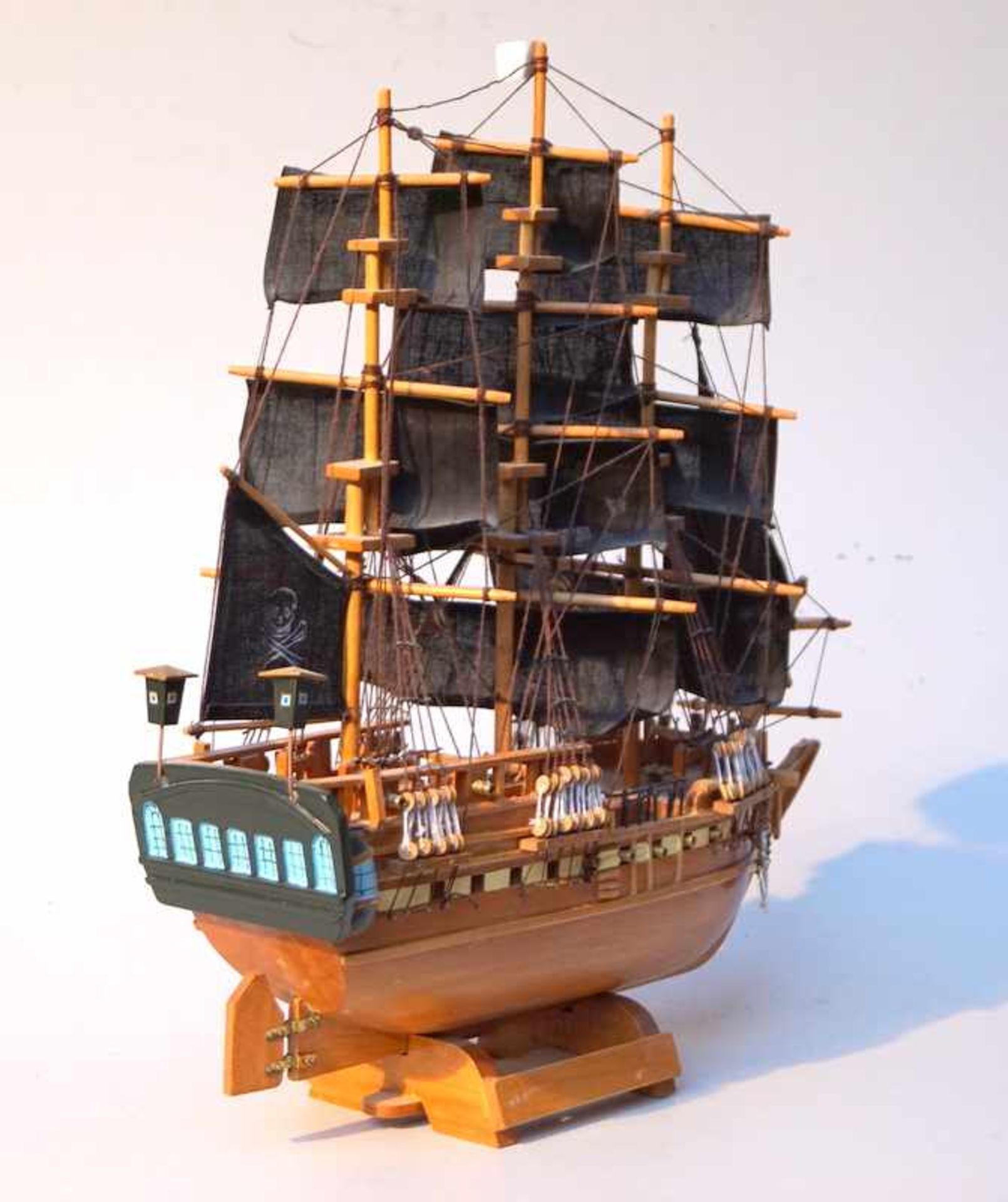 2x Schiffsmodelle "Santa Maria" und "Schwarzer Korsar"Vollholzmodell mit teilweise - Bild 2 aus 4