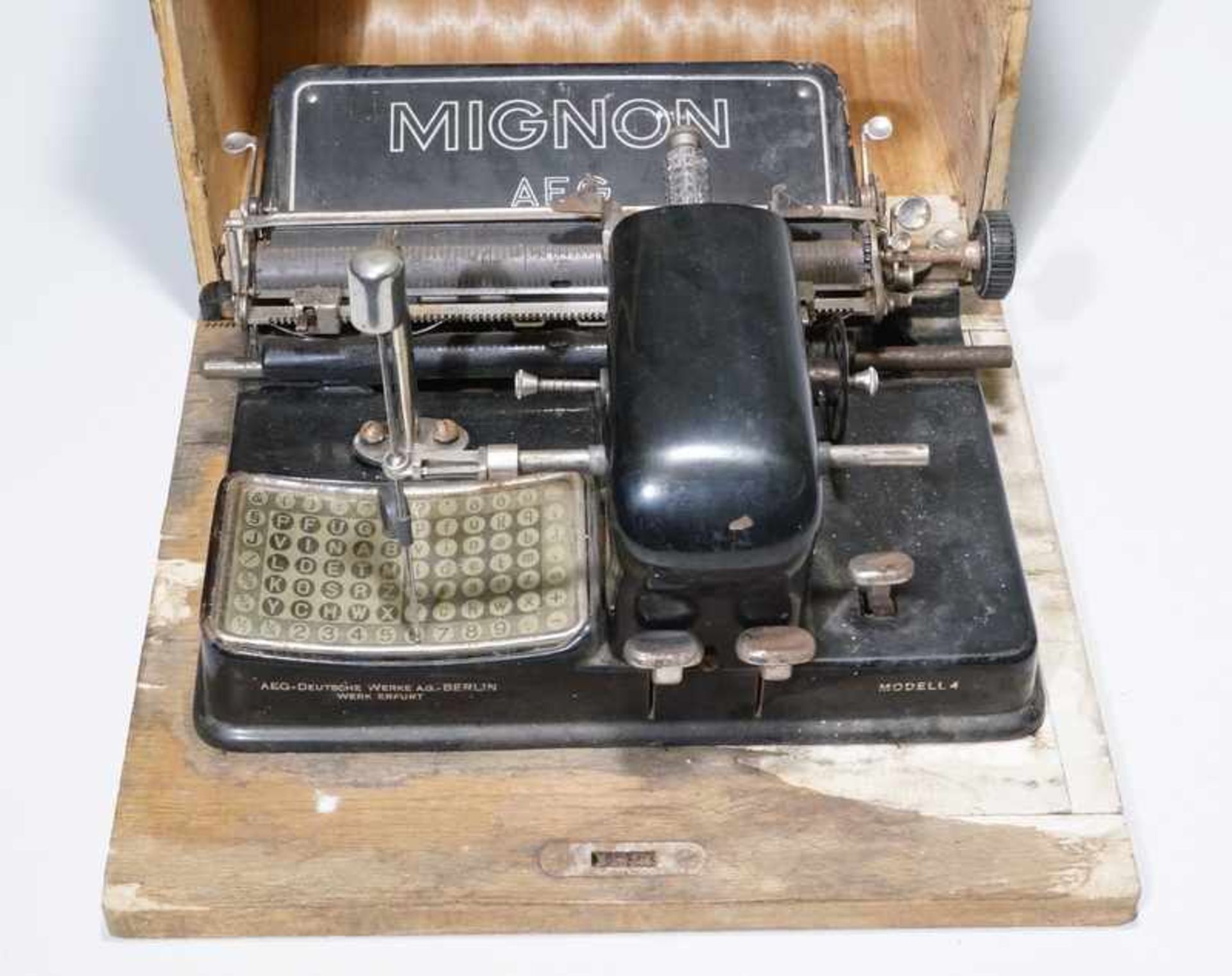 AEG Mignon Schreibmaschine "Modell 4"mit Original-Holzkasten, gebaut 1923 - 1933 im AEG-Werk Erfurt, - Bild 2 aus 2
