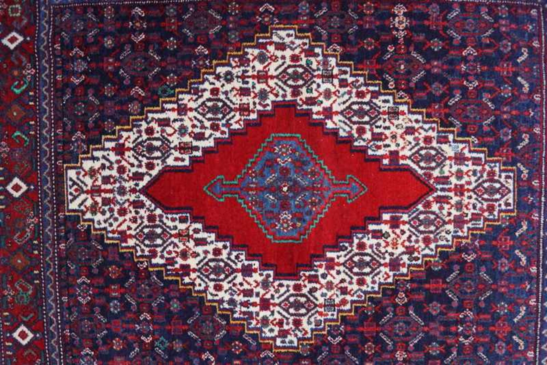Persischer SennehWolle auf Wolle, blau, rot und beige mit Mittelmedaillon, 141 x 117 cm, guter - Image 2 of 4