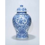 Große Deckelvase, China, Ende 19. Jhd.weißer Scherben mit blauer Malerei, Unterglasur,