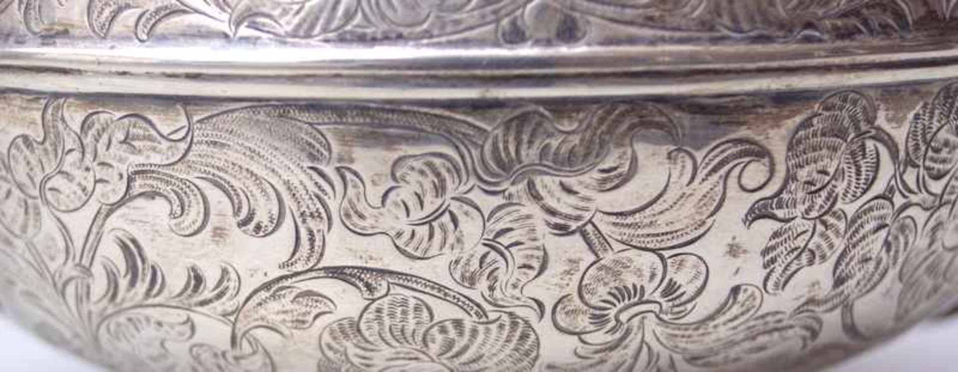 Teekanne, Wien, wohl 2. Hälfte 19.Jhd.bauchige Form, getrieben, ziselierte Ornamentik in Form von - Image 4 of 4