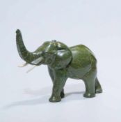 Trompetender Elefant aus Sepentin/Aventurinbehauener spinatgrüner Halbedelstein mit goldenen