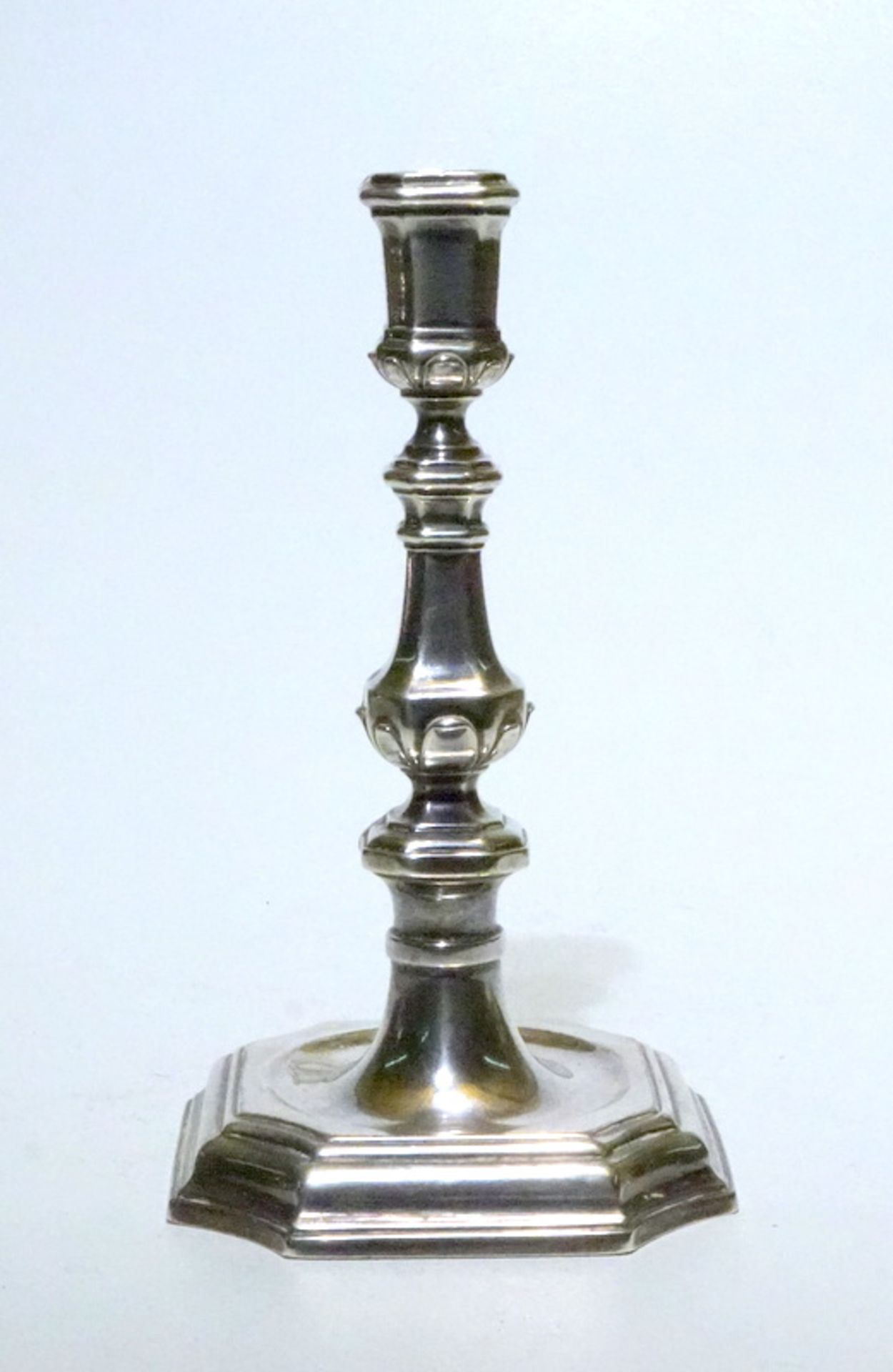 Silberner Kerzenleuchter, Den Haag, um 1750, Meister IL2-teilig gelötet, gegossen gearbeitet,