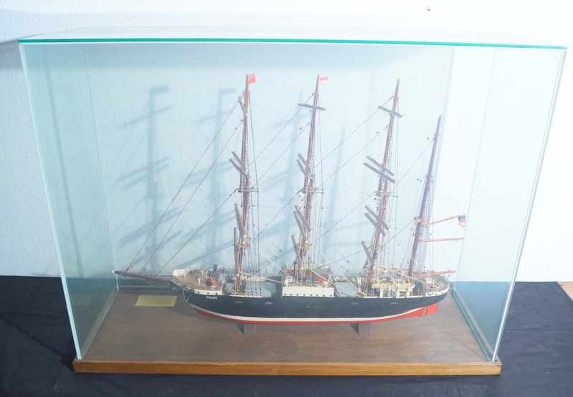 Schiffsmodell "Pamir"Vollholzmodell im Glaskasten, sehr feine und aufwendige Seilkonstruktion /