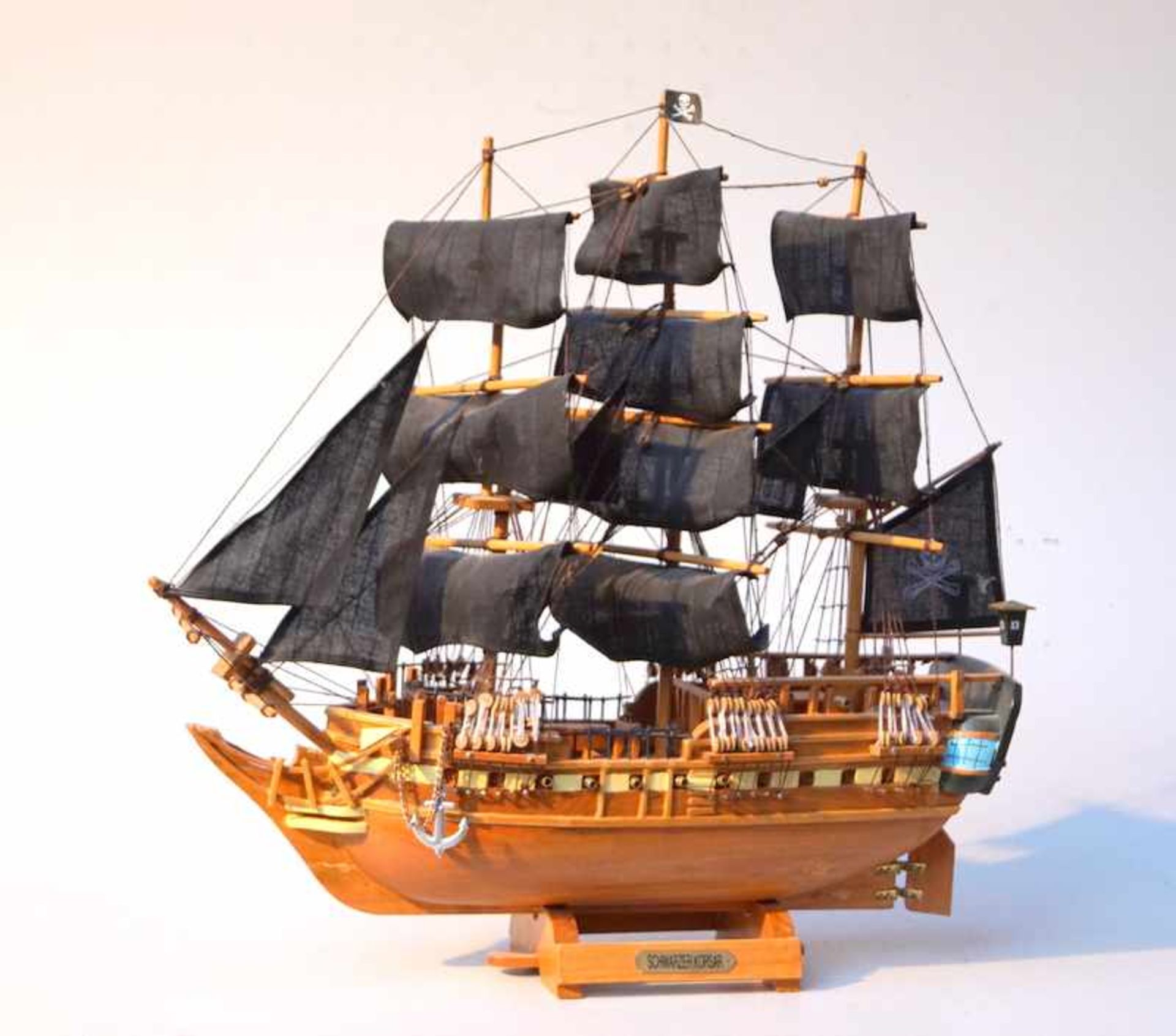 2x Schiffsmodelle "Santa Maria" und "Schwarzer Korsar"Vollholzmodell mit teilweise