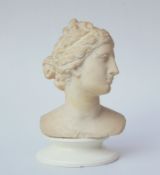Marmorbüste der Venus Medici, Italien, 1. H. 19. Jhd.auf Holzsockel- Feinkristalliner wenig
