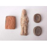 Votivfigur Syrien 2 Stempel und Briefstein AusgrabungenTerrakotta mit Zinglasur und Fundpatina, Höhe
