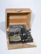 AEG Mignon Schreibmaschine "Modell 4"mit Original-Holzkasten, gebaut 1923 - 1933 im AEG-Werk Erfurt,