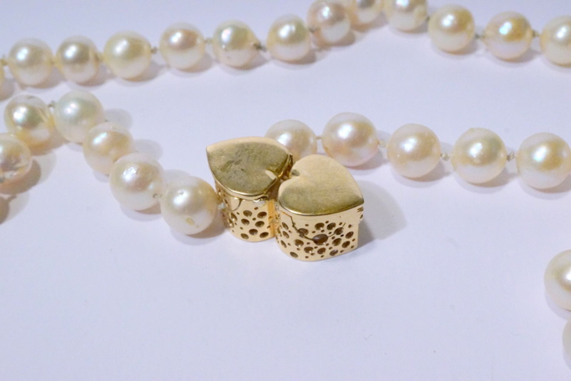 Südsseeperlenkette mit 80 Perlen à 1cm und 750er Schliessechampagnerfarben, von guter Qualität, - Image 2 of 2