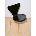 Arne Jacobsen (Designer), für Fritz Hansen (Hersteller): Stuhl der Serie 7, Modell 3107,