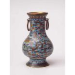 Cloissonee-Vase, China, 1. Hälfte 19.Jhd.auf Kupfer ausgführte Cloissonee-Arbeit mit leicht