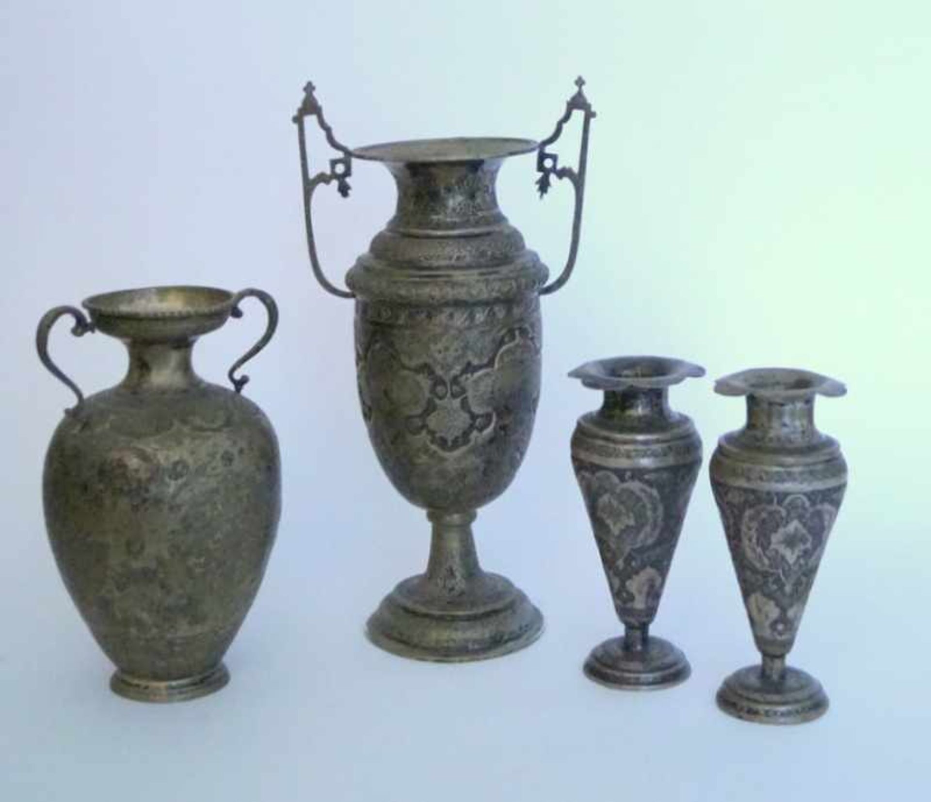 Konvolut von vier Vasen, persisch, 900er Silberziselierte Ornamentik der Wandung, drei