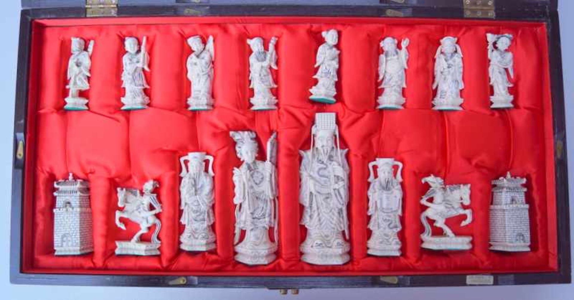 Großes chinesisches Schachspiel, Elfenbein und HolzdieSpielbox aus partiell geschwärztem Holz, die - Image 2 of 4