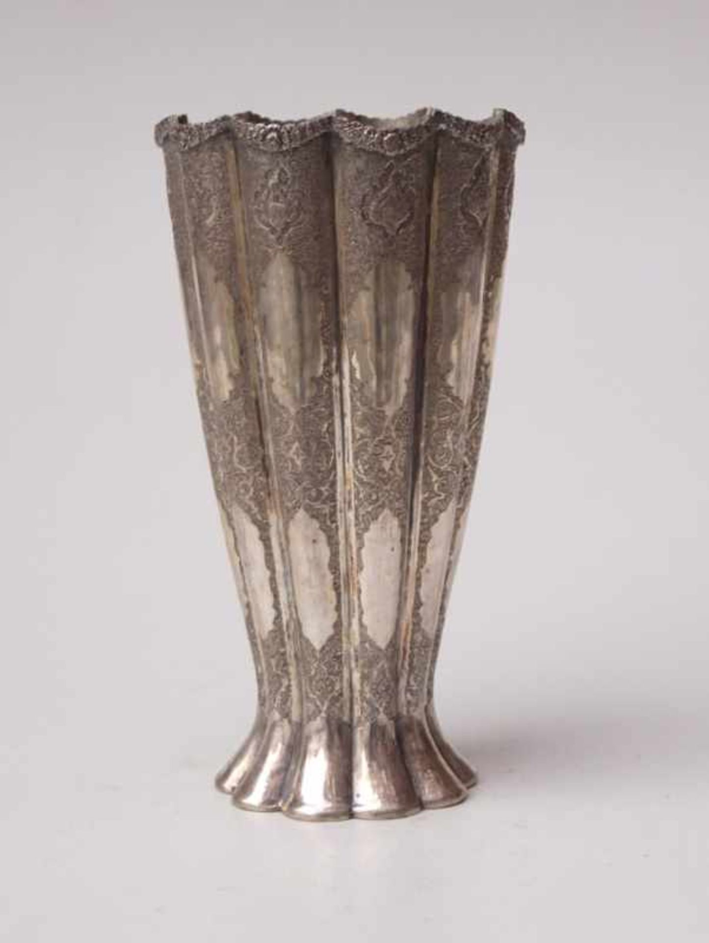 Große konische Vase, persisch, 1. H. 20. Jhd.mehrfach fächerförmig geschweifte Wandung, ziselierte
