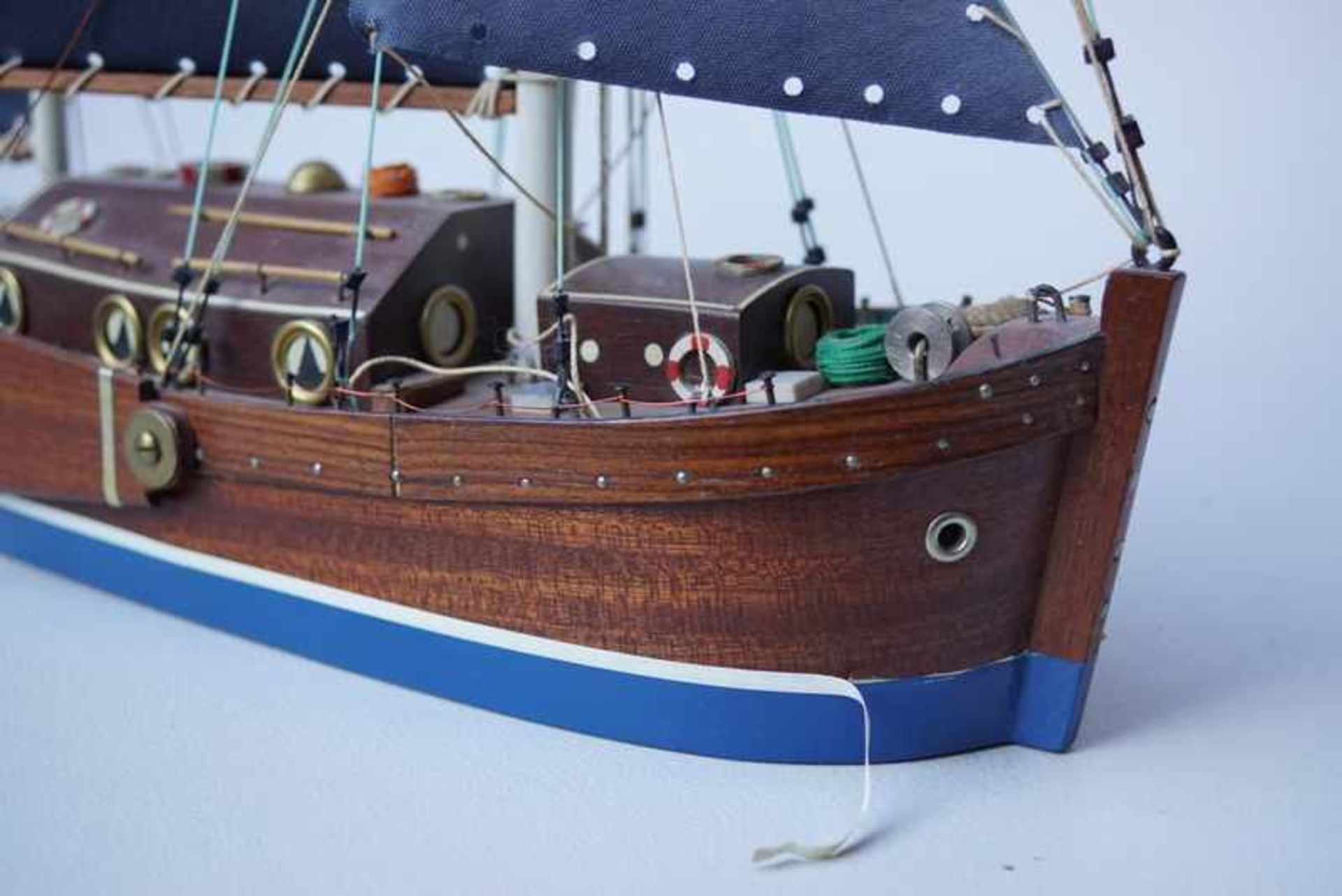 2x Schiffsmodelle "Muiden" und UnbekanntVollholzmodelle mit wenigen Kunststoffaufbauten, nicht - Bild 2 aus 3
