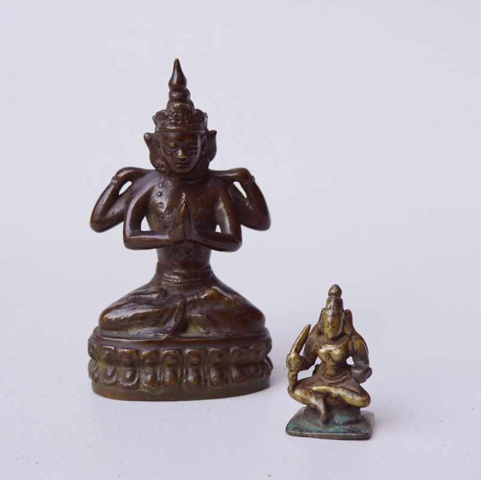 Meditierender 4-armiger Thai-Bodhisattvaseltene Darstellung eines 4-armigen Bodhisattva in