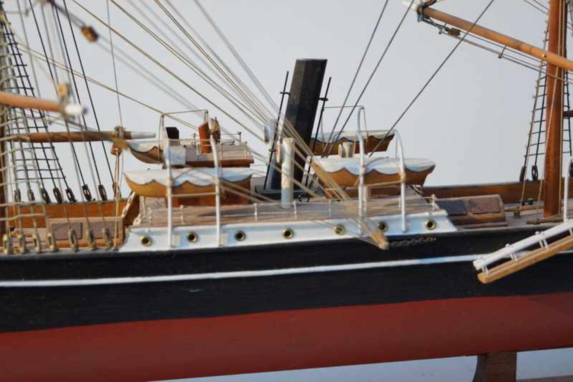 Schiffsmodell "Martin Saenz"Vollholzmodell, Aufbauten fast ausschl. aus Holz, nicht - Bild 2 aus 3