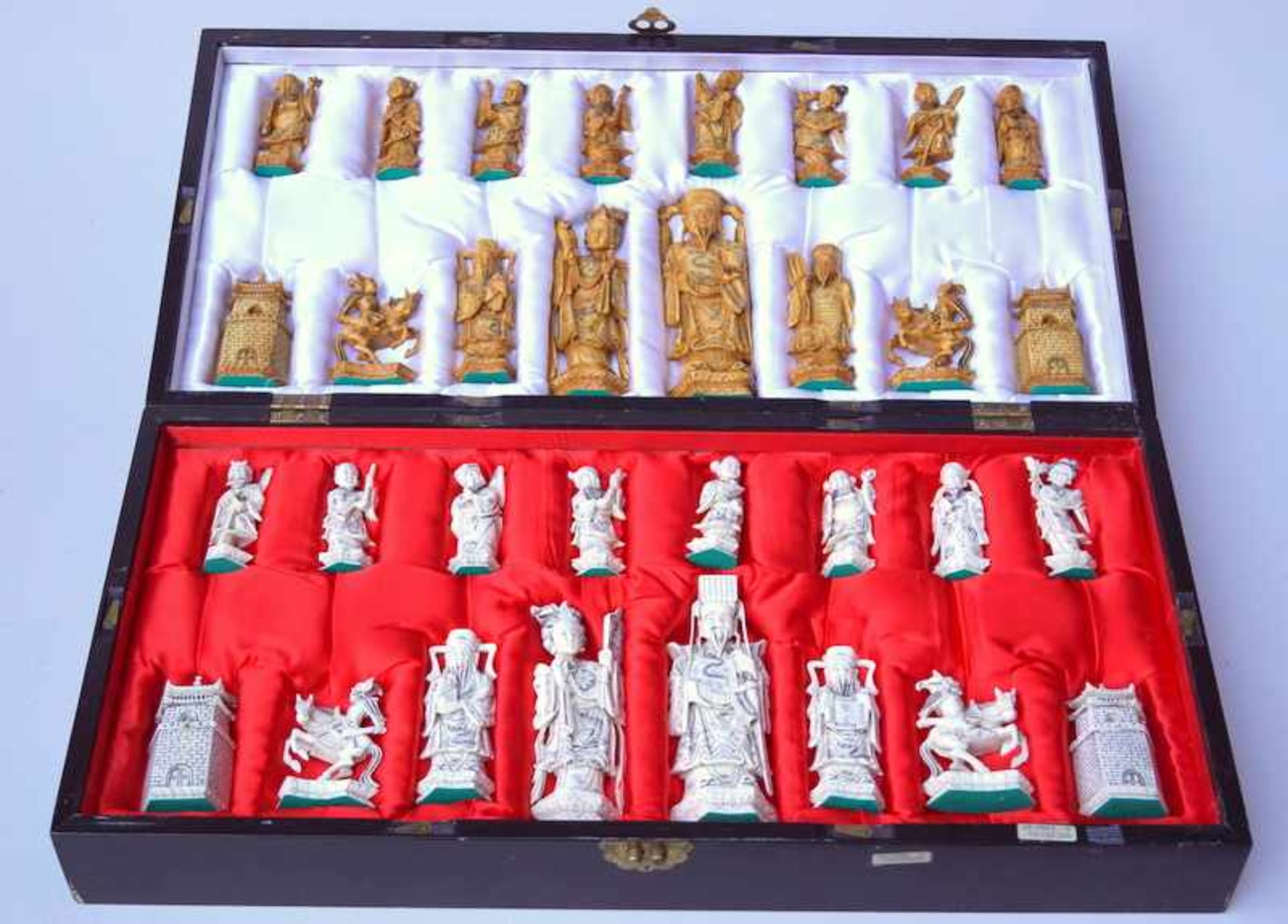 Großes chinesisches Schachspiel, Elfenbein und HolzdieSpielbox aus partiell geschwärztem Holz, die