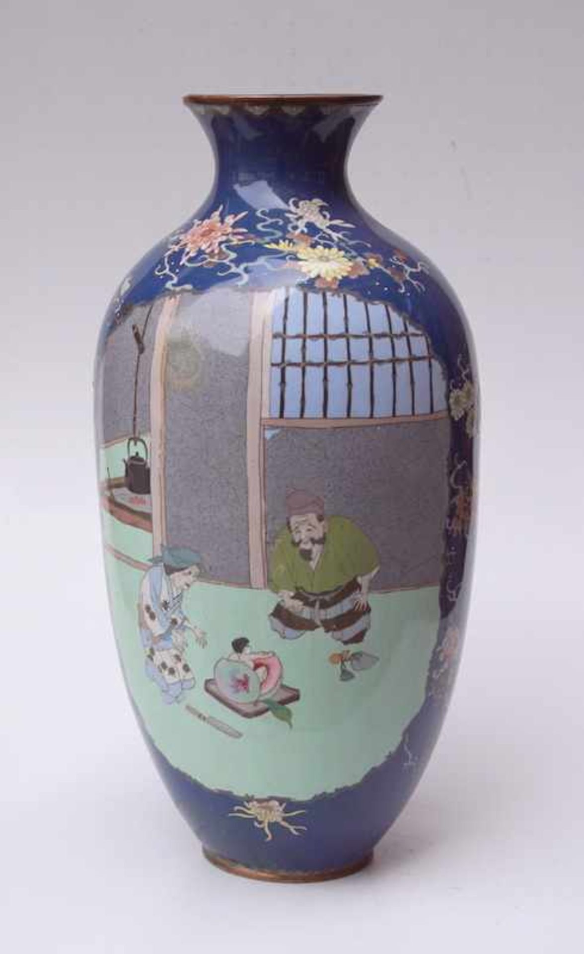Große Japanische Cloisonné Vase mit fig. Darstellungenlapisblauer Fond mit Chrysanthemen-Dekor, in - Image 2 of 2