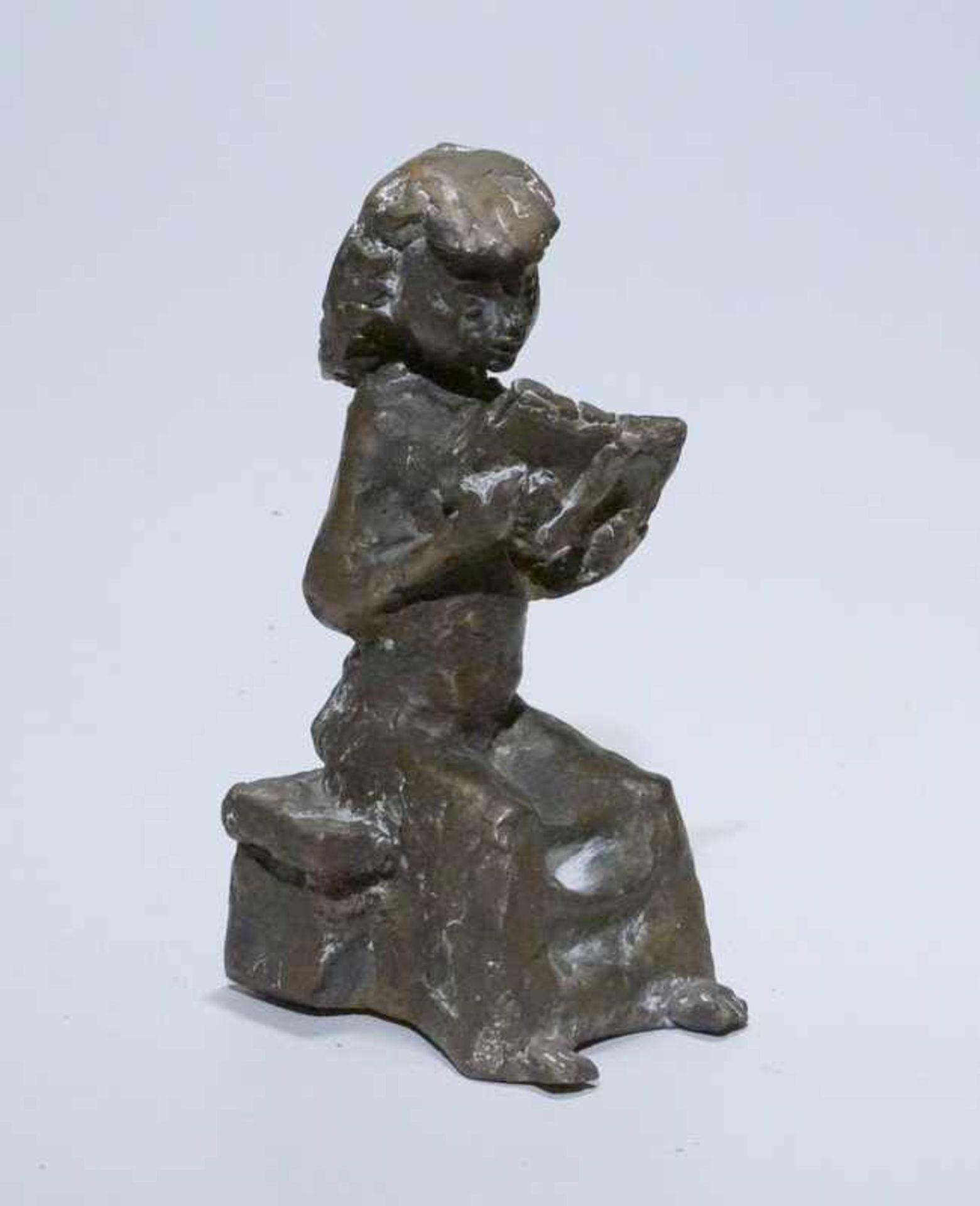 Kleinhans, Bernhard ( 1926 Sendenhorst - 2004 ebenda): Bronzefigur "Lesendes Mädchen", dat. - Image 2 of 3