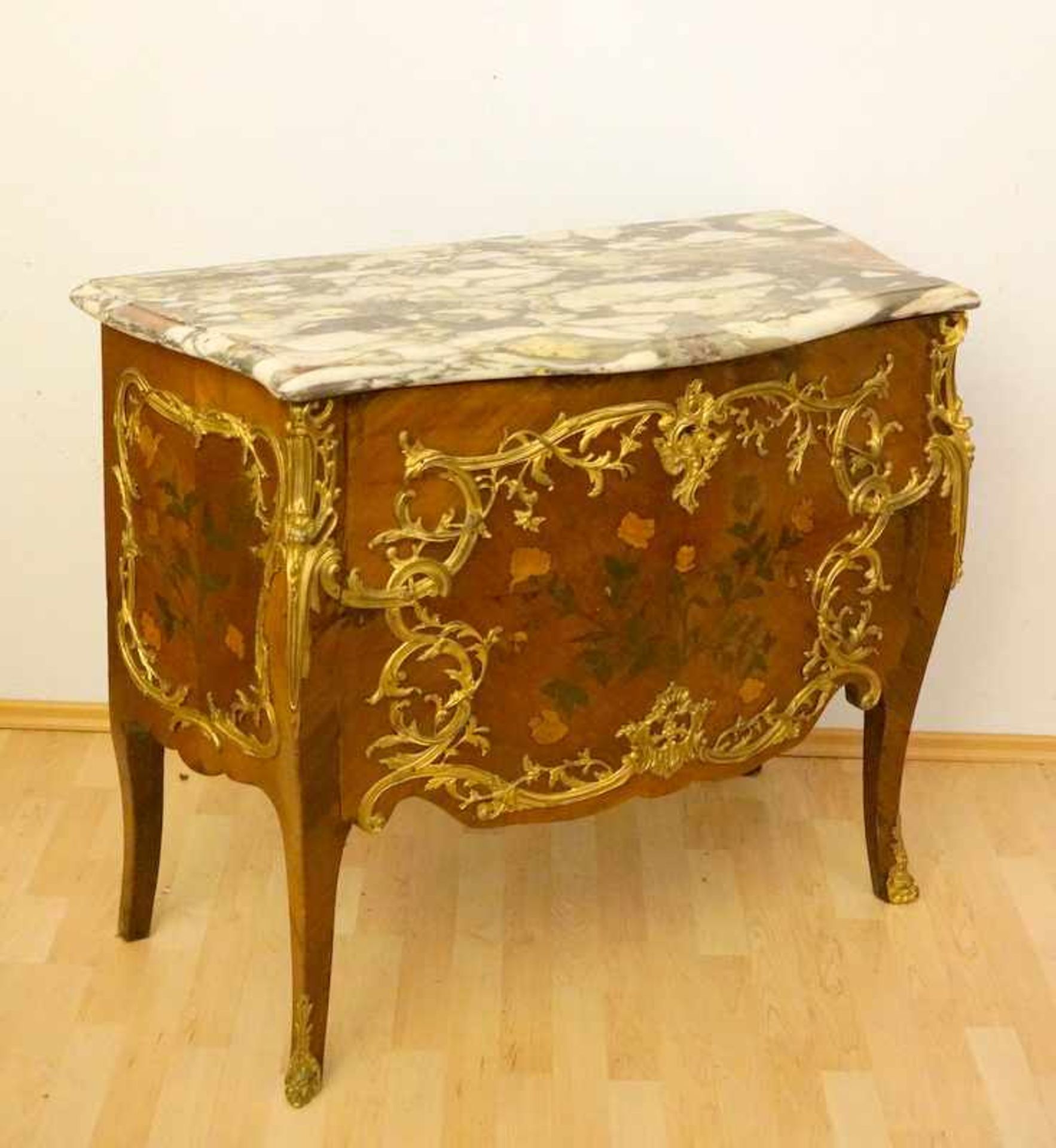 Große französische Kommode im Stil des Louis XV, um 1900Rosenholz und weitere, teilw. gefärbte