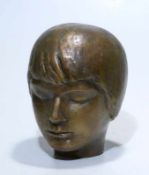 Kopf eines Mädchens, Bronze, 50/60er JahreKopf eines Mädchens, die Haare in die Stirn fallend, die