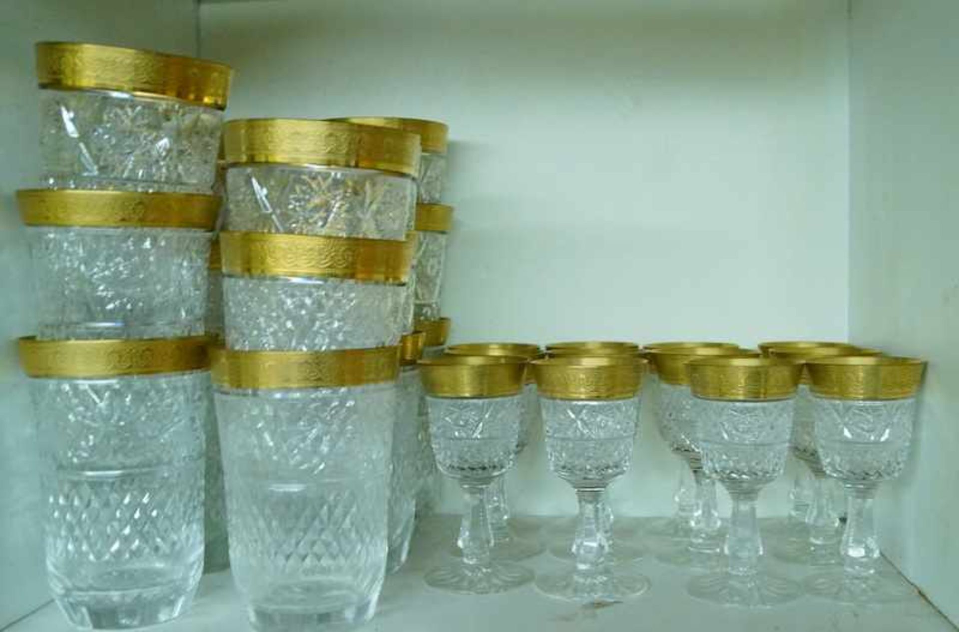 Umfangreiche Trinkglas-Serie, wohl Zwieselfarbloses Kristallglas mit breitem reliefiertem - Image 2 of 2