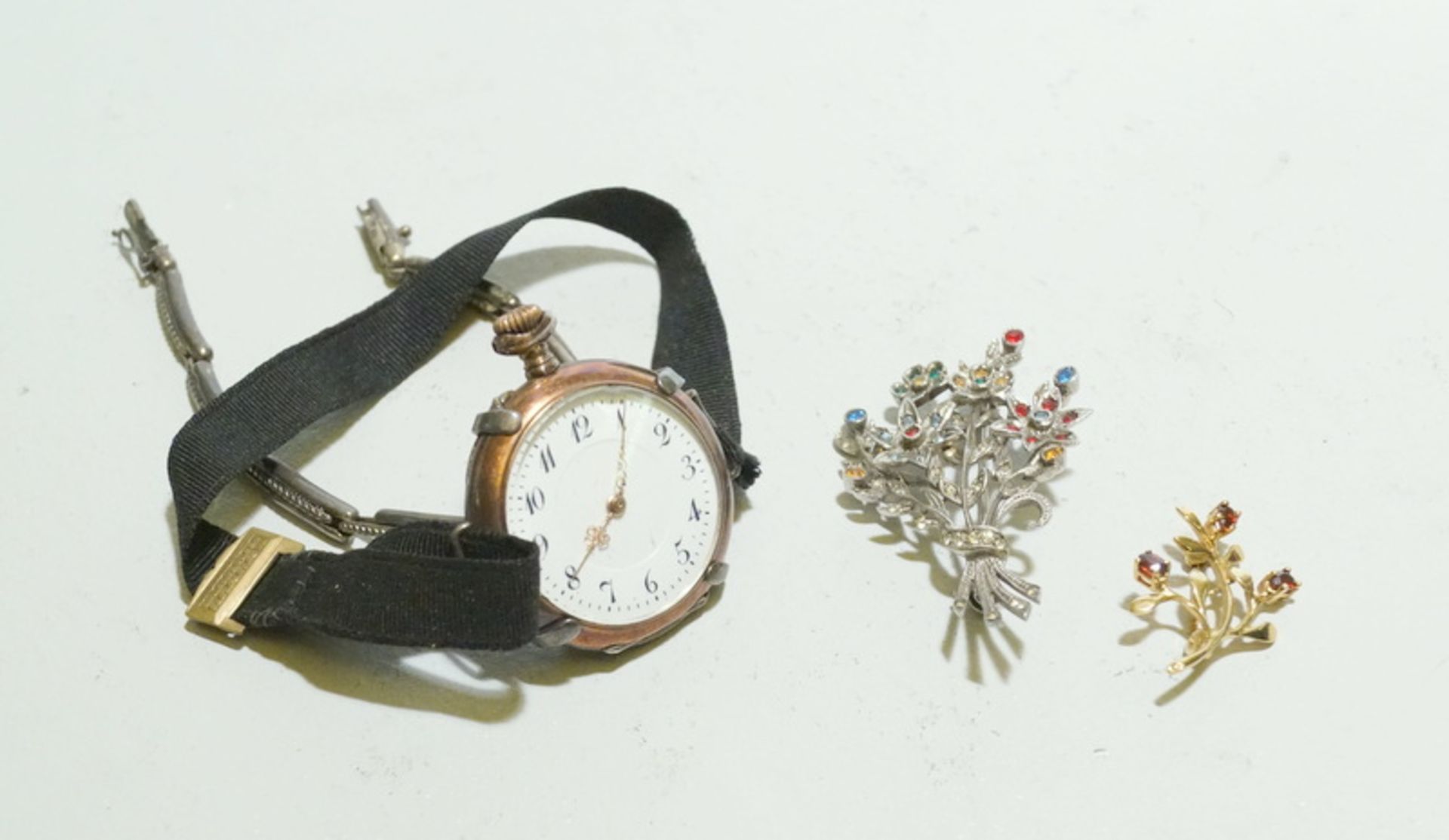 3 alte Schmuckstücke 2 Broschen und frühe ArmbanduhrDamentaschenuhr mit Emailzifferblatt und