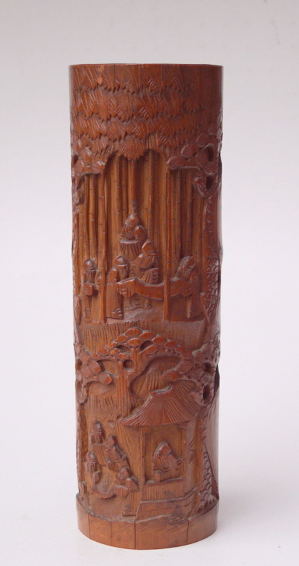 Großer geschnitzter Pinselbecher aus Bambusfrontseitig geschnitzte Szenen mit Weisen Sennin im