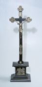 Kruzifix auf Standfuß, 19. Jhd.als Dreinageltypus, Holz geschnitzt, schwarz gefasst, mit Corpus