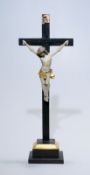 KruzifixVollplastische Schnitzerei, Linde, Christus am Kreuz, teilw. vergoldet, partiell restauriert