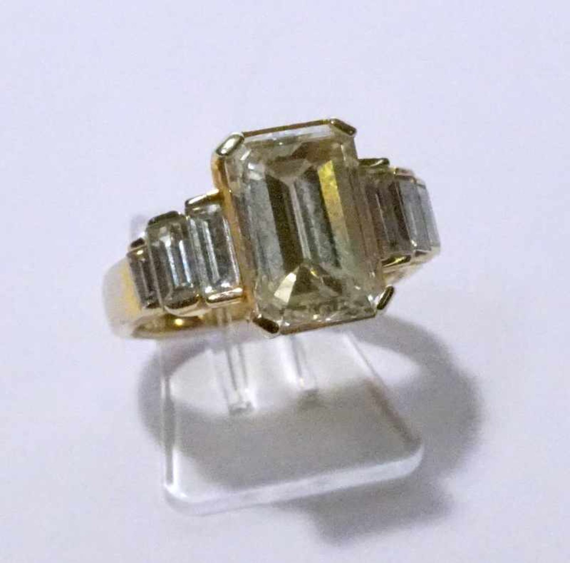 Diamantring ca 5 Karat, Solitär im Baguettschliff VS CapeZentraler Diamant in Vs -Cape Farbe N , - Image 2 of 3