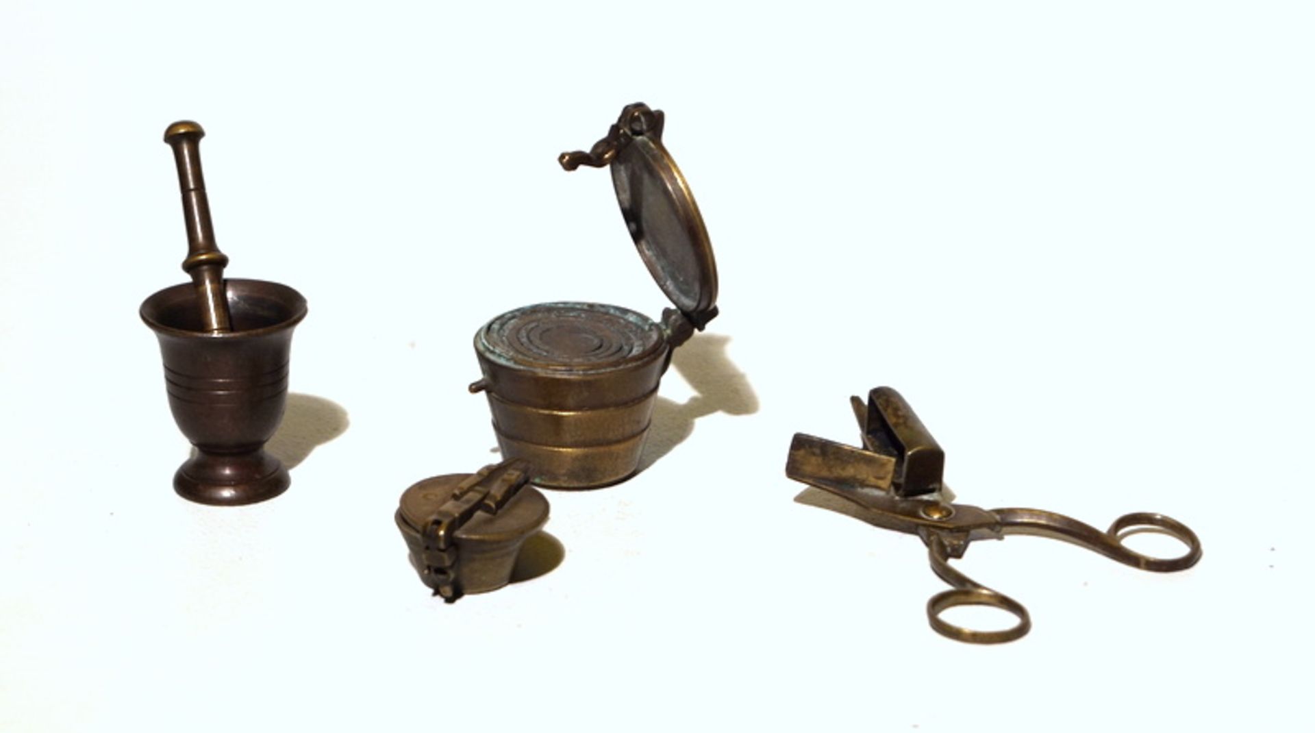 Konvolut versch. Kleinobjekte, Bronze, Messing, 19. Jhd.5-teiliges Konvolut bestehend aus