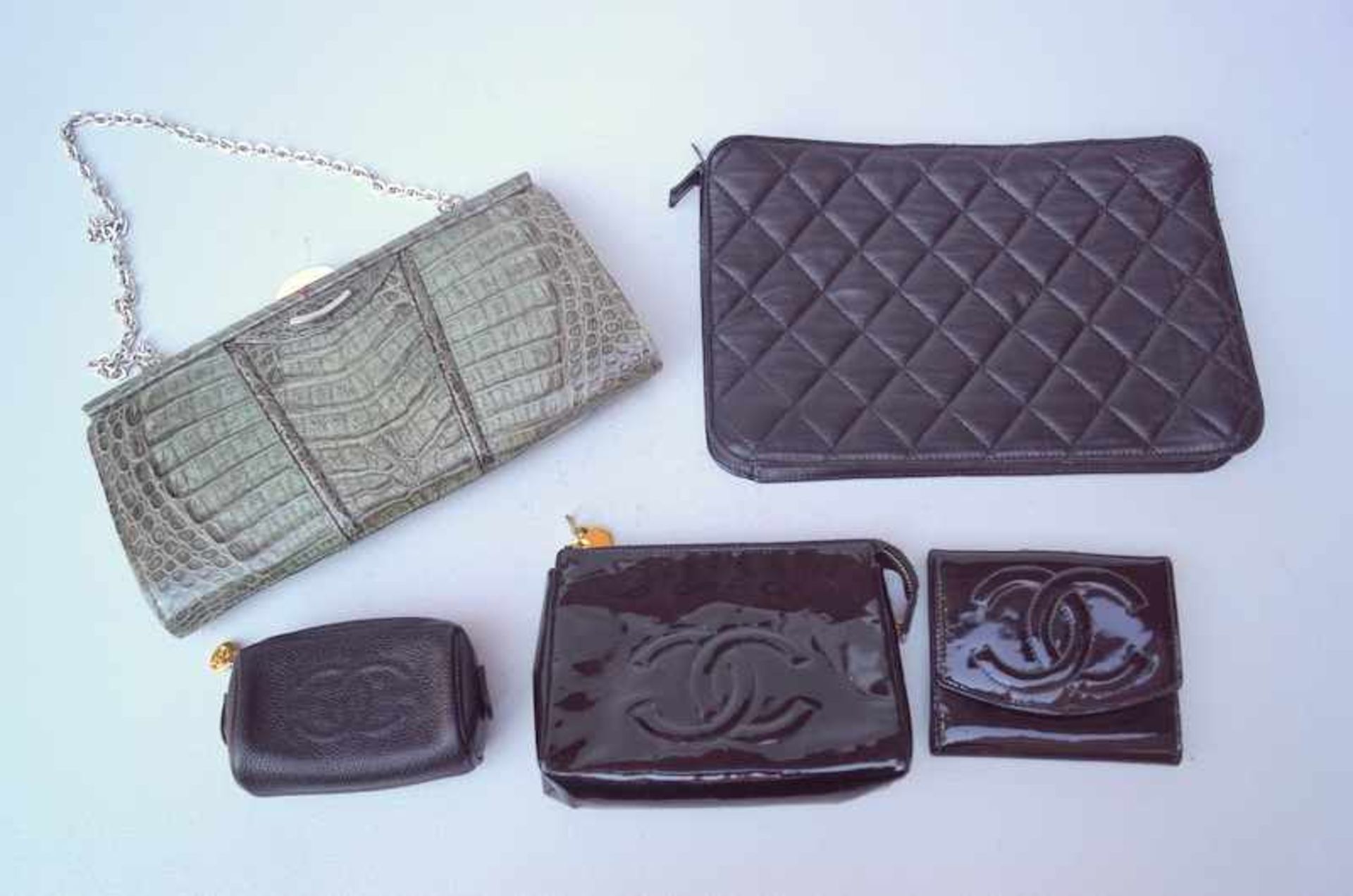 Chanel Paris 4 TaschenLeder sowie lackiertes Kunstleder auf Leder, 3 mal mit Modellizenzcode, 1