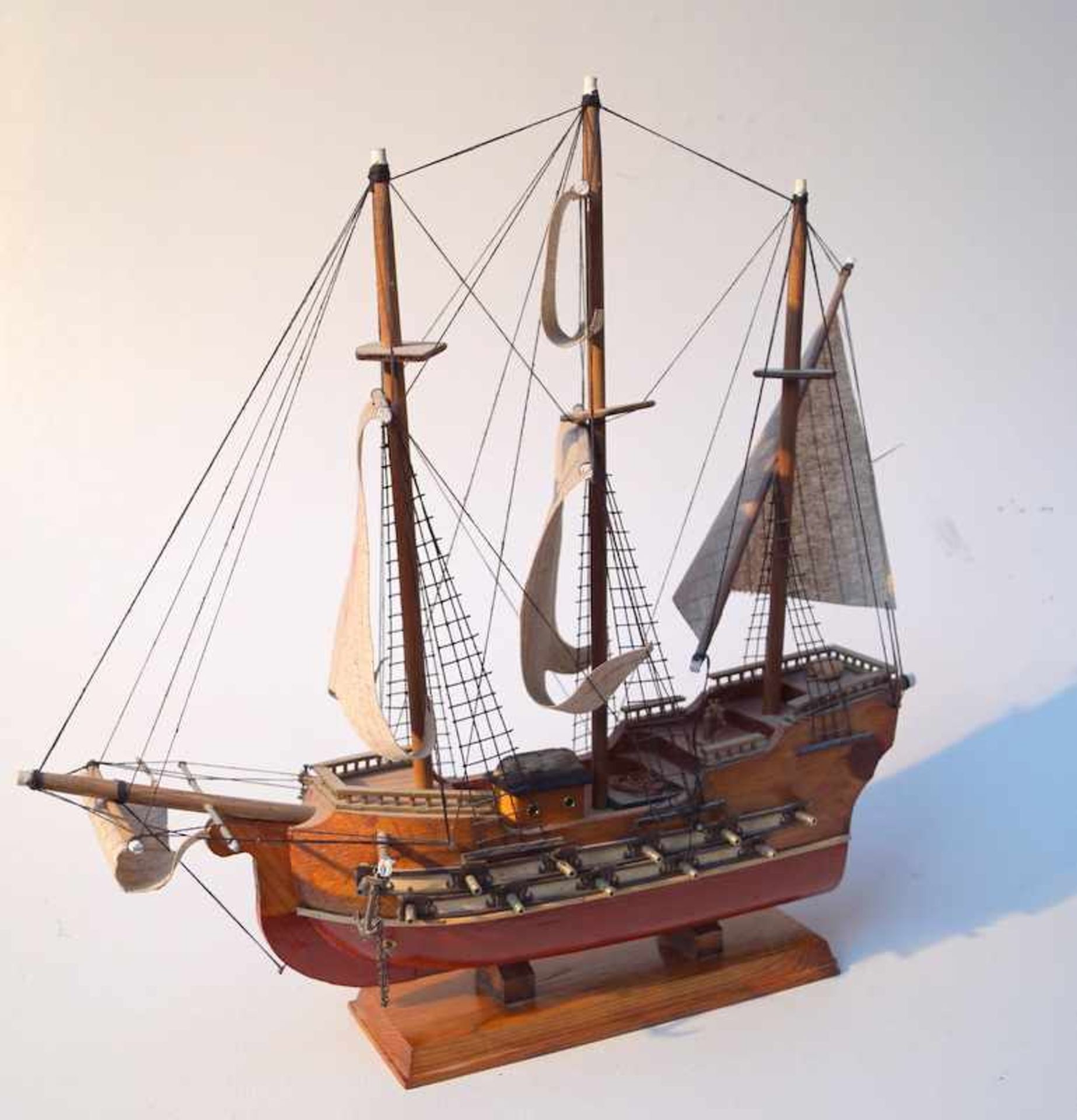 2x Schiffsmodelle "Santa Maria" und "Schwarzer Korsar"Vollholzmodell mit teilweise - Bild 3 aus 4