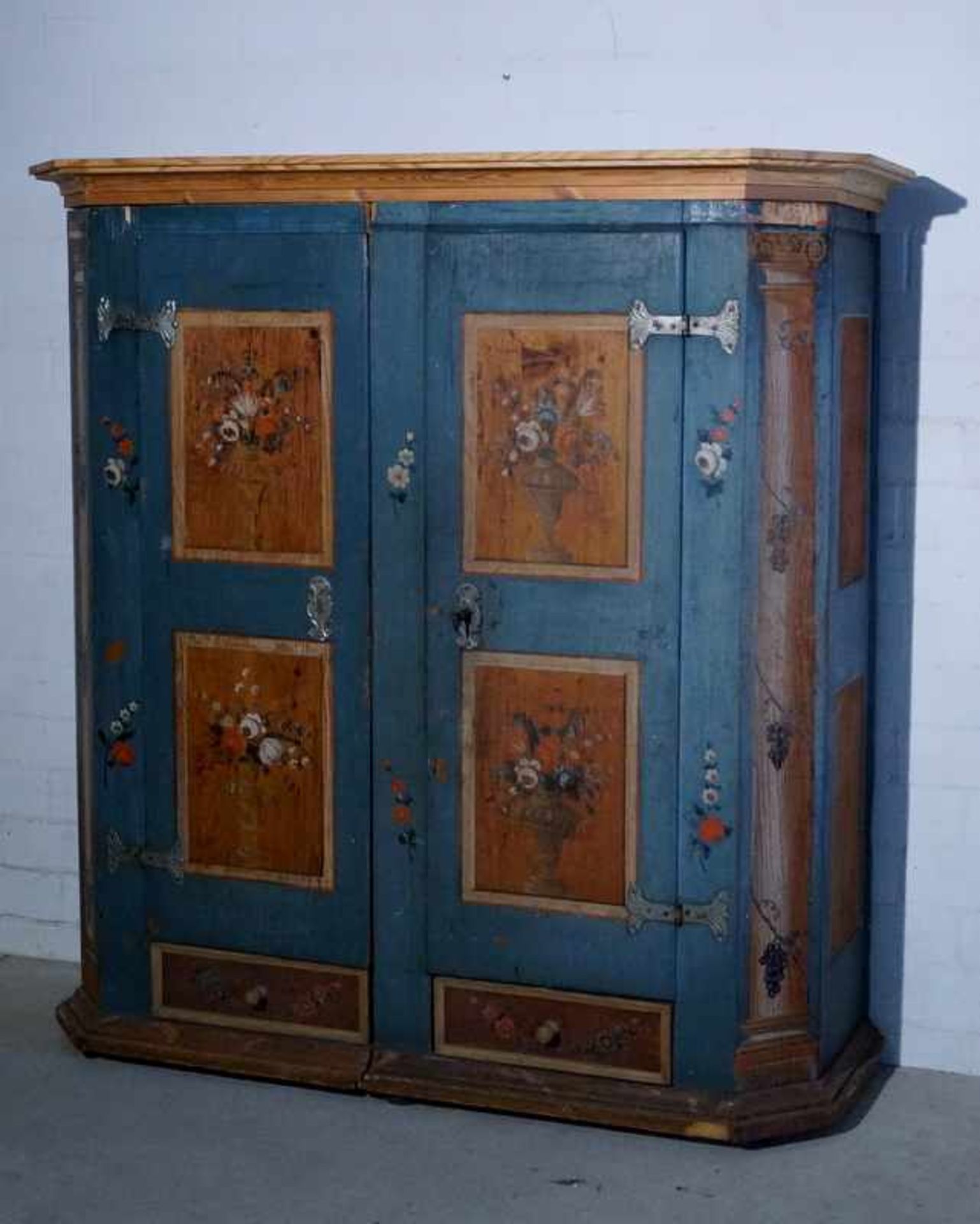 Bauernschrank,19.Jhd.Blau, Weichholz mit floraler und ornamentaler Malerei - Säulen mit Weinreben, 2