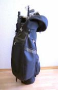 Golftasche mit 6 Schlägern und EquipmentDie Tasche aus grauem Leder, wohl Bogner, Schläger mit