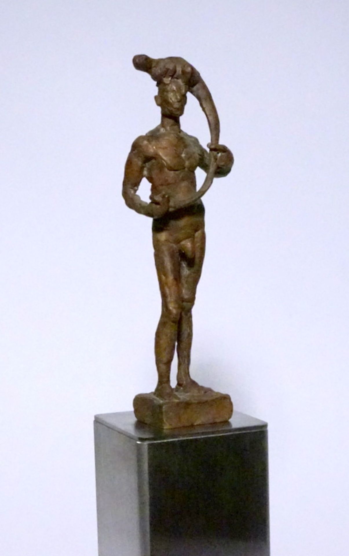 Rösner, Christian (1969 Bamberg -lebt in Nürnberg -div Austell. Und Preise): Bronze "Mann trägt - Image 2 of 3