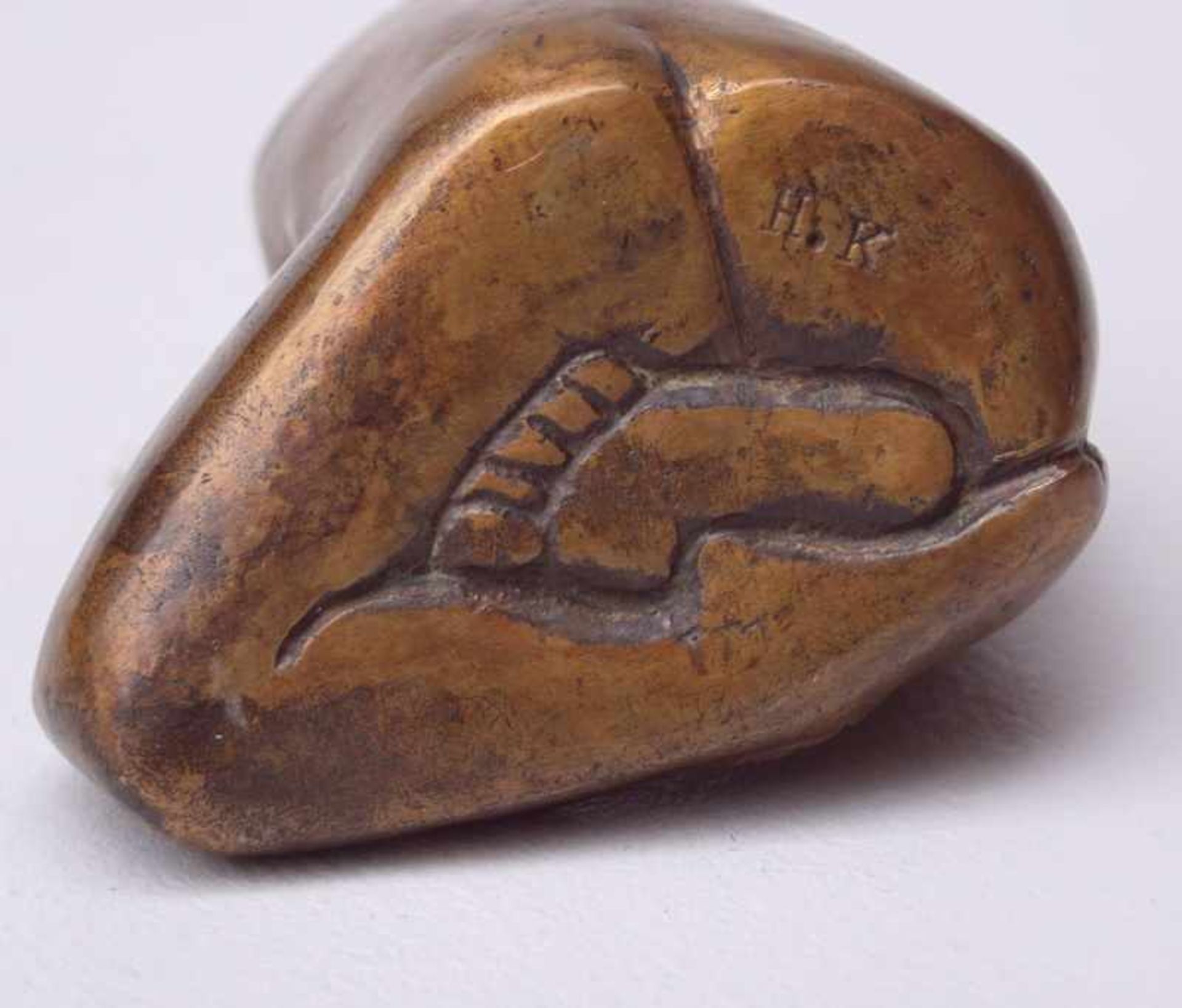 "Kniende"Bronze mit hellbrauer Naturpatina monogrammiert "HK", Höhe 10,5cm. - Bild 2 aus 2