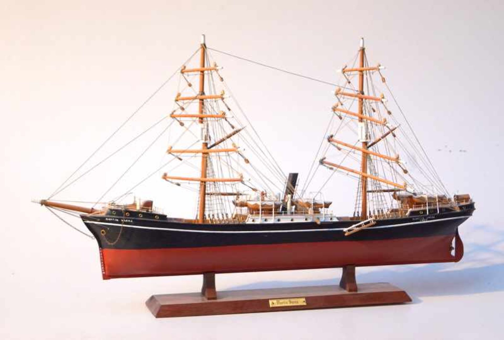 Schiffsmodell "Martin Saenz"Vollholzmodell, Aufbauten fast ausschl. aus Holz, nicht