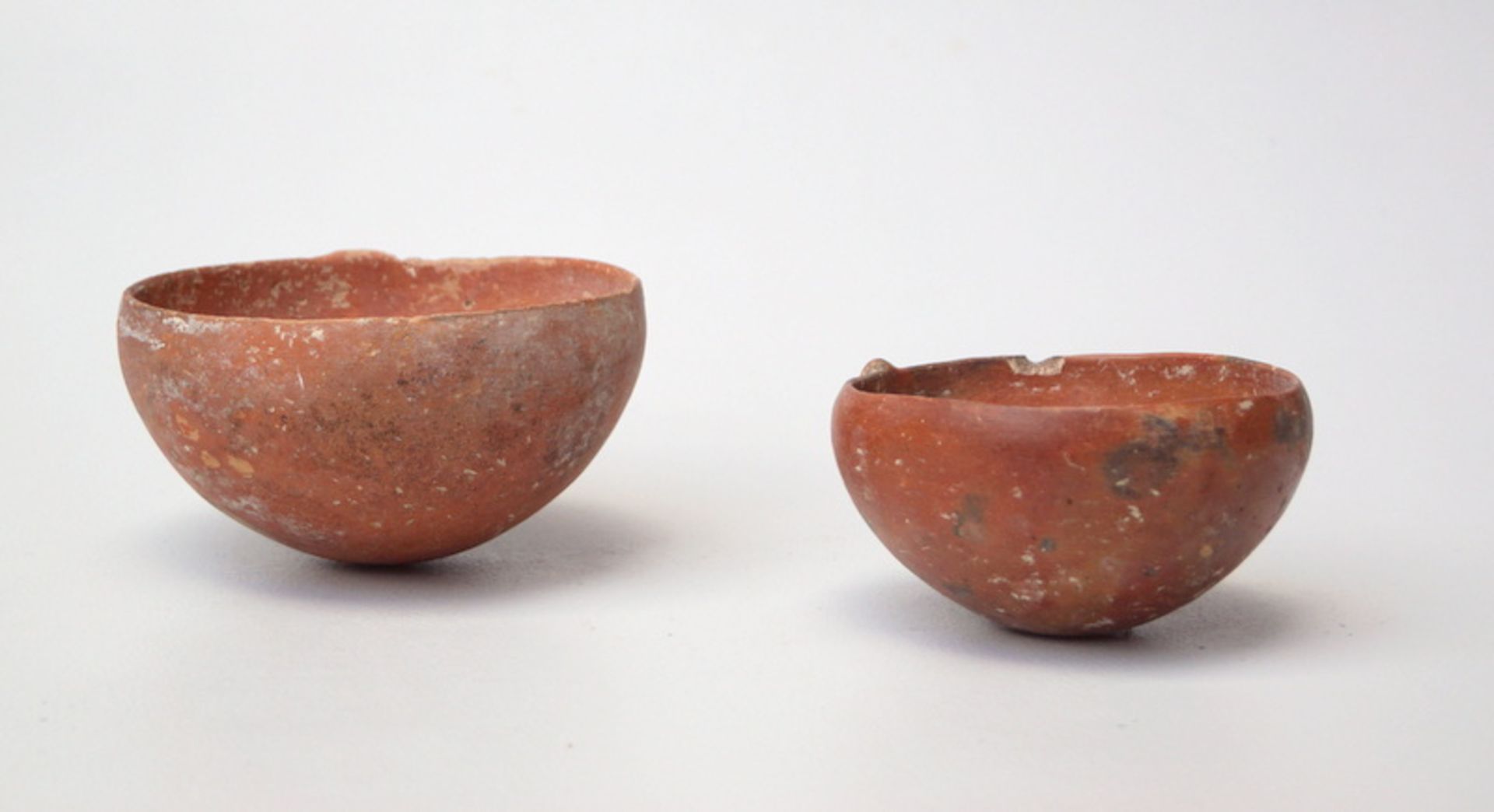 2 Schalen Zypern 300 BC und 600 BcArchaische Periode (Eisenzeit), 2 Rundschalen, orange Scherbe,